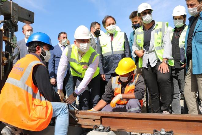 "SVAS&#8217;TAN TRENE BNEN KAPIKULE&#8217;YE GDEBLECEK"<br>    Karaismailolu, tamamlanacak hatlarn birbirine balantsndan sonra Sivas&#8217;tan trene binecek bir kiinin Kapkule snr kapsna kadar gidebileceini belirtip, &#8220;Proje tamamlandnda Sivas&#8217;tan binen bir kii stanbul Halkal istasyonuna kadar gidebilecek. 2023 ylnda Kapkule snr kapsna kadar gidebilecek. lkemizi rmcek a gibi demir alarla ryoruz. Byle byk projeleri hayata geirmeden nce ok ciddi almalar yaplyor. Blgedeki fizibilite almalarn yapyoruz. Fayda maliyet analizlerini yapyoruz. Yk yolcu hareketlerini inceliyoruz.