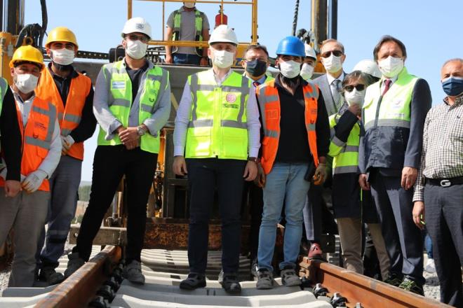 "YZ YILDA YAPILAMAYAN 18 YILA SIDIRILDI"  <br>  Karaismailolu, 100 ylda yaplamayann 18 yla sdrldn ifade edip, &#8220;lkemizin her noktasnda; karada, denizde, havada, rayl sistemler zerinde, uzayda abamz ok byk. lkemizin Dnyann en ileri ekonomileri arasnda girmesi iin gerekli alt yapmz oluturmaya alyoruz. lkemizde 100 ylda yaplamayan ileri 18 yla sdrdk. nallah byk projelerle vatandamzn yaam kalitesini arttrmak iin byk iler yapacaz.  <br>  Yz binlerce alanmzla birlikte, binlerce antiyemizde youn ve hummal bir alma var. Ankara Sivas hatt da ayn ekilde. almalar artk bitme aamasna geldi. Vatandalarmz en gvenilir ekilde tamak ve onlara bu seyahat imkann salamak iin en ince ayrntsna kadar denetleme ve incelemelerimizi yapyoruz. nallah yakn bir zamanda vatandalarmza gvenli yksek hzl tren konforunu sunacaz&#8221; dedi.