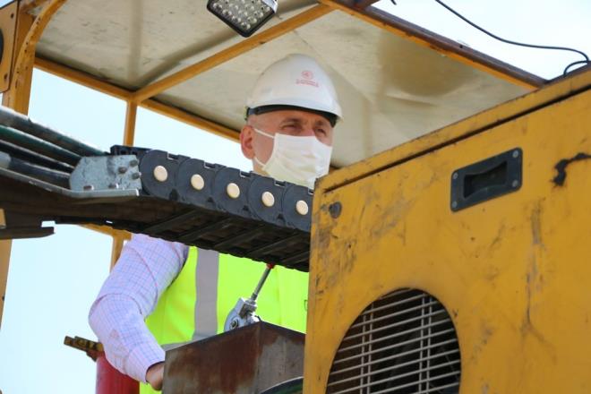 Burada basn mensuplarnn sorularn yantlayan Karaismailolu, projenin tamamlanmas iin binlerce kiinin gece gndz altn belirterek &#8220;Yozgat Akdamadeni ilesinde Ankara Sivas Yksek Hzl Tren hattnda incelemelerde bulunuyoruz. Ankara-Sivas hattnn ileyi olarak en son noktasndayz. Tm hat serimi ve ray serimi tamamland. Buray bir an nce amak iin arkadalarmza birlikte zverili bir ekilde alyoruz.  <br>  Ankara&#8217;dan Sivas&#8217;a kadar binlerce kiinin alt bir proje. Buras faaliyete getiinizde vatanmza, milletimize faydal olacak. Ekonomi olarak, istihdam olarak, retim olarak, ticaret olarak blgemize lkemize byk katklar salayacak. Bu projenin bir an nce hayata kazandrlmas iin gece gndz alyoruz&#8221; dedi.