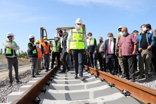 "RAYLI SSTEMLERDE DNYANIN EN GELM LKELERNDEN BRS OLACAIZ"<br>    Karaismailolu, amalarnn Trkiye&#8217;yi rayl sistemlerde dnyann en gelimi lkelerden birisi haline getirmek olduunu syleyip unlar kaydetti:<br>    &#8220;nallah Ankara-Sivas hatt da bittii zaman buras da hzl tren konforu ile tanacak. lkemizi rayl sistemlerde dnyann en gelimi lkelerinden birisi haline getirmek iin canla bala alyoruz. Tm dnya Covid salgn ile mcadele ederken biz antiyelerimizde gerekli tedbirleri alarak ilerimizi en iyi ekilde srdrmenin gayretindeyiz.