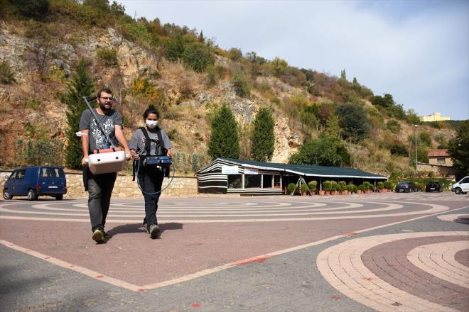 "Verileri toplama aamasndayz"  <br>  "Jeoradar sistemiyle yer altndaki yap ve yap kaidelerinin varln, yokluunu test ediyoruz. leride planlanacak kazlara n ayak oluyoruz. Verileri toplama aamasndayz, buradan umutluyuz. ok byk bir tarihin stnde yer alan bir ehir buras. Tm alanlar bilimsel olarak inceleyerek yorumlayacaz. Buras Yunan igali srasnda byk bir yangna uram, bylece zaviyenin kaideleri kaybolmu. Burada bilimle tarihi birletirip deerlerimizi gnmze tayacaz inallah."