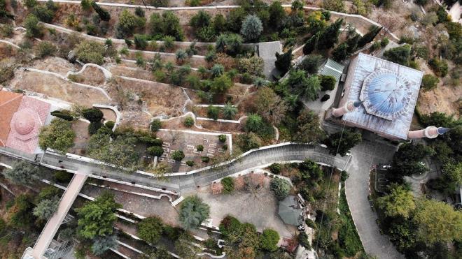 stanbul niversitesi Cerrahpaa Mhendislik Fakltesi Jeofizik Mhendislii Blm Dr. retim yesi Hazel Deniz Toktay, ncelikle tamamen yklan Osman Gazi'nin evi ve Zaviye-i Edebali'nin izlerini aratryor. Jeoradar almasnda ayrca alanlarn yer alt fotoraf ekiliyor. Vali Bilal entrk, AA muhabirine yapt aklamada, kentin simgesi olan "Yank ehir"de yeni bir almaya baladklarn syledi.