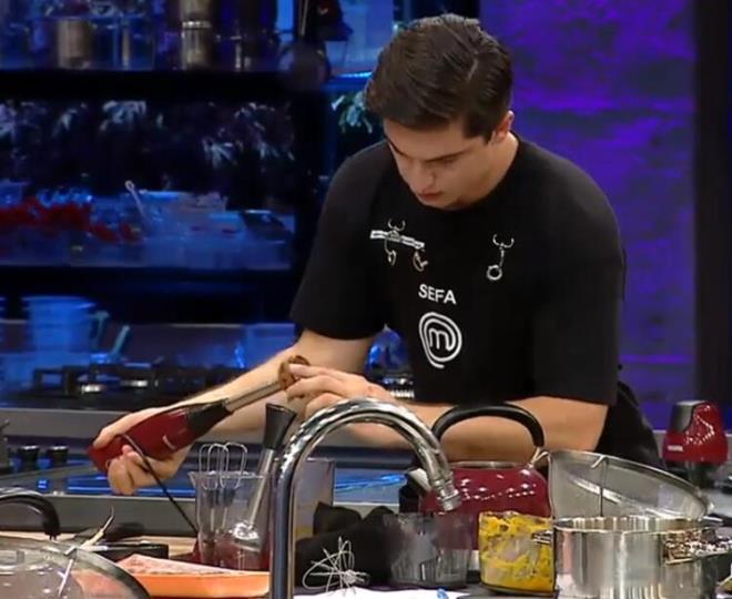 Sefa&#8217;nn blender kullanrken bana gelen kaza ise stdyodakileri ve ekran bandakileri korkuttu. Parman blendern baklarnn iine sokan Sefa bir anda blender altrd ve talihsiz kaza yaand.