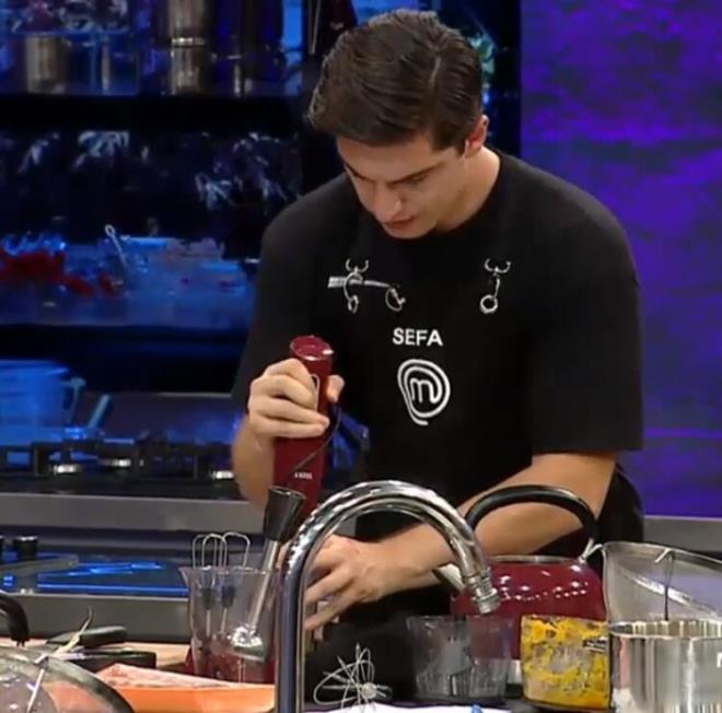 MASTERCHEF TRKYE'DE SEFA'NIN PARMAINA NE OLDU?  MasterChef Trkiye&#8217;nin sevilen yarmacs Sefa Okyay Kl bireysel dokunulmazlk oyunu srasnda yaad kaza ile yrekleri aza getirdi. Yarmac kendisinden istenilen meny yaparken blender kullanmak zorunda kald.