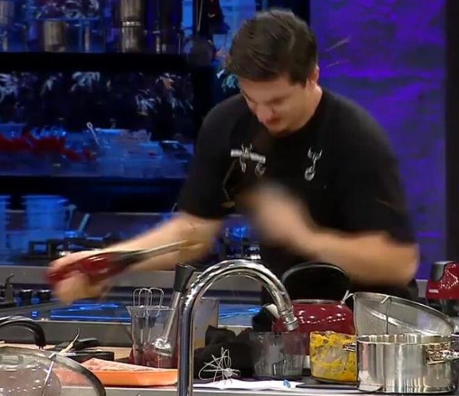 Danilo ef'in stdyodaki salk alanna seslenmesi sonucu hemen mdahale edildi. Sefa'nn parmana gerekli mdahale yapldktan sonra yarmac yemeini yapmaya eli sargl bir ekilde devam etti.