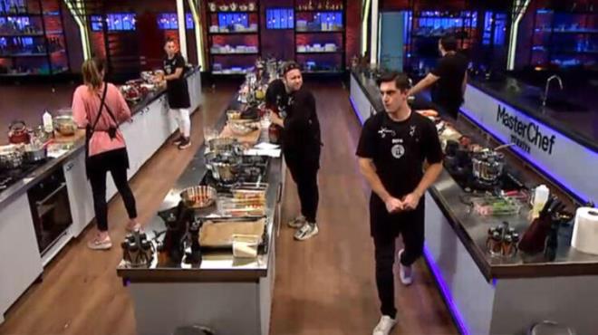 BREYSEL DOKUNULMAZLIK ERAY'IN  Dokunulmazlk oyununu kaybeden krmz takm yarmaclar arasnda bireysel dokunulmazlk oyunu oynand. Mende Danilo ef'in imzal taba olan Yeil Kuzu Dvmesi vard.