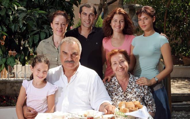 2006-2010 yllarnda Kanal D'de ekranlara gelen 'Yaprak Dkm' dizisinin teve2'de yaynlanan final blm sosyal medyada trendlere girdi.