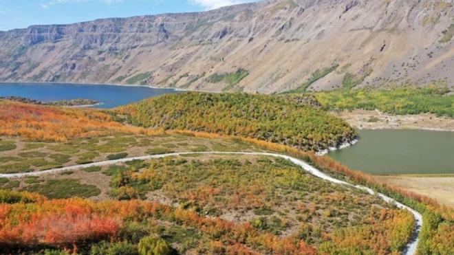 Arkadalaryla dzenledikleri gezi kapsamnda Bitlis'e geldiini anlatan Kaya, unlar syledi:    "Burann gz kamatran bir gzellii var. Herkesin grmesini istediim bir yer. Nemrut'un kysna gelmeden nce sonbaharn tm tonlarn yolda grebiliyorsunuz. ok gzel ve etkileyici bir yer. lk kez geldim. Doay seven herkesin buray grmesi gerekir" ifadesini kulland.