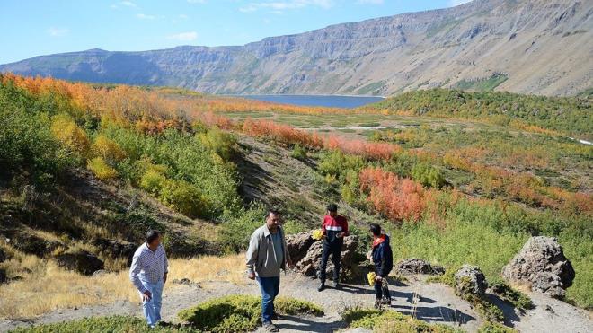 Sonbaharn tm renklerinin bir arada grlebildii Nemrut'a gelen ziyaretiler, tablolar aratmayan esiz manzaray ektikleri fotoraflarla lmszletiriyor.