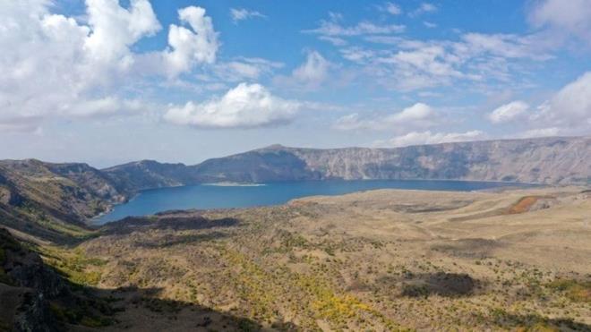 "ESZ BR GZELLK"    Mersin'den Nemrut Krater Glne gelen plastik cerrahi uzman Vasfi elik, blgeye ilk kez geldiini ve karlat manzaraya hayran kaldn syledi.    Daha nce ok gelmek istediklerini ancak frsat bulamadklarn anlatan elik, "Bugn frsat bulup geldik. Gzel bir yer. Aalarda her rengin farkl tonlarn grebiliyoruz. Gln rengi de ok gzel. Gezip grlmesi gereken bir yer" dedi.