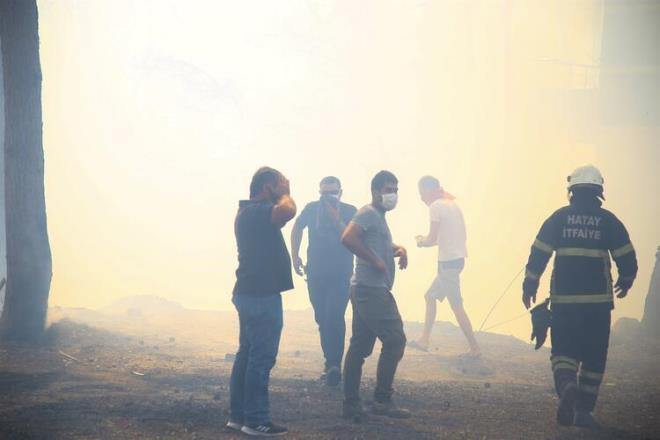 Hatay'�n Belen il�esi Sar�maz� Mahallesi'nde ormanl�k alanda ��kan ve �skenderun ve Arsuz il�elerinin k�rsal ve baz� mahallelerinde tehdit olu�turan yang�n, yeniden yerle�im yerlerinde etkisini g�sterdi. Belen il�esi Fatih Mahallesi'nde baz� ikametlerde meydana gelen yang�nlara, itfaiye ekipleri m�dahale etti. Vatanda�lar, evlerden tahliye edildi. Yang�n nedeniyle baz� evlerde hasar olu�tu. Evlerini terk eden vatanda�lar da yang�n�n s�nd�r�lmesi i�in ekiplere yard�m ediyor.