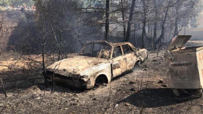 VATANDA�LAR EVLER�N� BO�ALTTI    Yang�n�n yerle�im yerlerinin bulundu�u alana yay�lmas�n�n ard�ndan yanlar�na �ocuklar�n� da alan aileler, b�lgeden ka�arak alevlerden uzakla�t�. B�lge polis ve itfaiye ekipleri taraf�ndan ablukaya al�nd�. Polis ekipleri, evlerdeki vatanda�lar�n tahliyesini sa�larken itfaiye ekipleri de yang�n� s�nd�rme �al��malar�n� s�rd�r�yor.