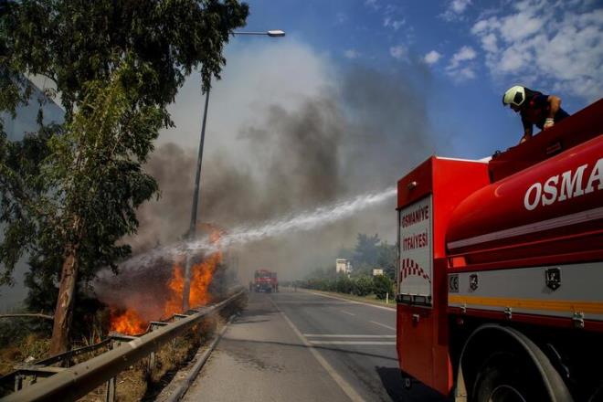 HATAY VAL�L���’NDEN SABOTAJ A�IKLAMASI    Hatay Valili�i orman yang�n� ile ilgili yapt��� son a��klamas�nda ‘Yang�nda sabotaj ihtimaliyle ilgili g�zalt�na al�nan �ah�slar olup konuya ili�kin soru�turma devam etmektedir. Belen il�emizde d�n farkl� noktalarda ��kan yang�n zaman zaman kontrol alt�na al�nsa da arazi ve hava �artlar� sebebiyle hen�z s�nd�r�lememi�tir’ ifadelerini kulland�.