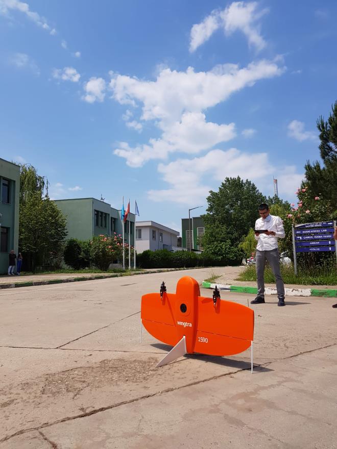 Ciddi �al��ma �art<br>  Ka�ak yap�la�ma ile m�cadele konusunda yapt�klar� �al��malar� de�erlendiren Bursa B�y�k�ehir Belediye Ba�kan Alinur Akta�, birinci derece deprem ku�a��nda yer alan Bursa’da �zellikle ka�akla m�cadele konusunda ciddi �al��ma yap�lmas� gerekti�ini s�yledi. Ekonomiye y�n veren bir �ehir olmas� y�z�nden Bursa’n�n, T�rkiye’nin en fazla g�� alan illerinden biri haline geldi�ini dile getiren Ba�kan Akta�, “G��lerle birlikte artan n�fus, beraberinde d�zensiz yap�la�may� getirmi�. Maalesef Bursa’m�zdaki plans�z yap�la�ma, �zerinde ciddi �al��malar yap�lmas� gereken seviyelerde. B�y�k�ehir Belediyesi olarak il�e belediyelerimizle birlikte bu konuya hassasiyetle yakla��yoruz. Ge�ti�imiz y�l�n Temmuz ay�nda B�y�k�ehir meclisimizde bir karar ald�k ve bu karar do�rultusunda b�y�k�ehir s�n�rlar� i�erisinde, yasal izni olmayan in�aatlara g�z a�t�rm�yoruz. �ehrin b�t�n�n�n, havadan �nsans�z Hava Arac� ile takip edildi�i uygulama i�in gerekli cihaz yat�r�mlar�n� yapt�k. Nisan ay�ndan beri de havadan denetimlerimizi etkin bir �ekilde s�rd�r�yoruz” dedi.