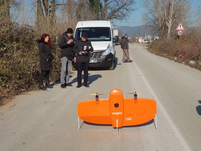 Bursa, �zellikle sanayi kenti kimli�i ile 1970’li y�llardan itibaren Anadolu’nun farkl� illerinden ald��� yo�un g�� nedeniyle �arp�k ve ka�ak yap�la�man�n kurban� olurken, B�y�k�ehir Belediyesi, ka�akla m�cadele konusunda kararl�l���n� s�rd�r�yor. �zellikle denetim noktas�nda teknolojinin t�m imkanlar�n� kullanan ve ge�ti�imiz Nisan ay�ndan itibaren �HA ile havadan takip uygulamas�n� ba�latan B�y�k�ehir Belediyesi, ka�ak yap�la�maya g�z a�t�rm�yor.