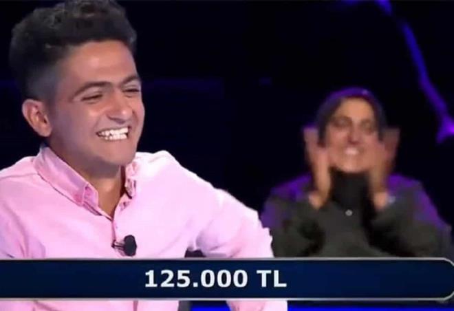 Kim Milyoner Olmak �ster yar��mas�na �anl�urfa'dan kat�lan Hikmet Karakurt, yar��mada �imdilik 125 bin TL �d�l kazand�. S�re bitti�i i�in devam� haftaya kalan yar��mada 1 milyona ula��p ula�mayaca�� merak konusu olan Karakurt, d�n gece sosyal medyada en �ok konu�ulan konulardan biri oldu. Karakurt'un ba�ar�s� Gen�lik ve Spor Bakan� Mehmet Kasapo�lu'nun da dikkatinden ka�mad�.