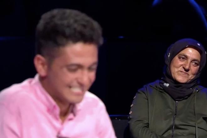 "UMUDUMUZ BAK� KALACAK"    Hikmet Karakurt'un ba�ar�s� Gen�lik ve Spor Bakan� Mehmet Kasapo�lu'nun da dikkatinden ka�mad�. Kasapo�lu yapt��� a��klamada, "Bravo Hikmet! Azim, sebat ve tevazu. Senin gibi gen�ler olduk�a umudumuz baki kalacak" dedi.