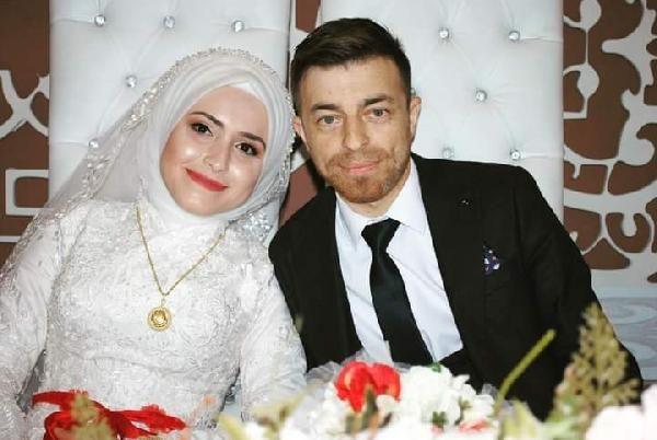 Kumru il�esine ba�l� Ak�edere Mahallesi’nde berber Tar�k Kul, �nceki hafta rahats�zlan�nca hastaneye ba�vurdu. Kul’un yap�lan koronavir�s testi pozitif ��kt�. Ordu Devlet Hastanesi’nde tedaviye al�nan Kul, �nceki g�n hayat�n� kaybetti. Kul’un cenazesi koronavir�s tedbirleri kapsam�nda Kumru il�esinde topra�a verildi.