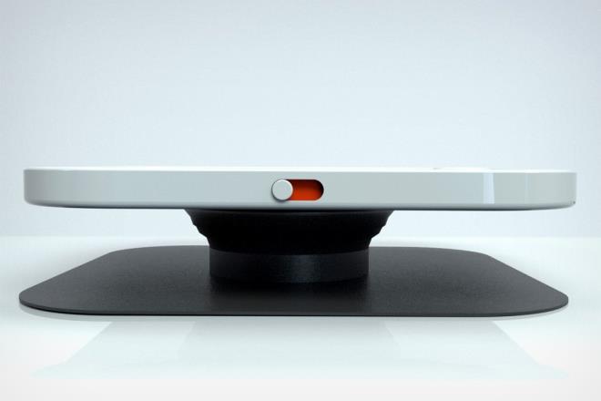 Fareye �evrildi�inde ise bu aparat, imle� takibine yard�mc� olurken dokunmatik ekran kontrol�n� de sa�layabiliyor. Sa� ve sol t�klama yapmay� sa�layan cihaz, fare tekerle�i i�levini de yerine getirebiliyor. Bu aksesuar�n iMac ve MacBook’lar i�in fare g�revini �stlenmesinin yan�nda iPad i�in de kullan�labilece�i d���n�l�yor.