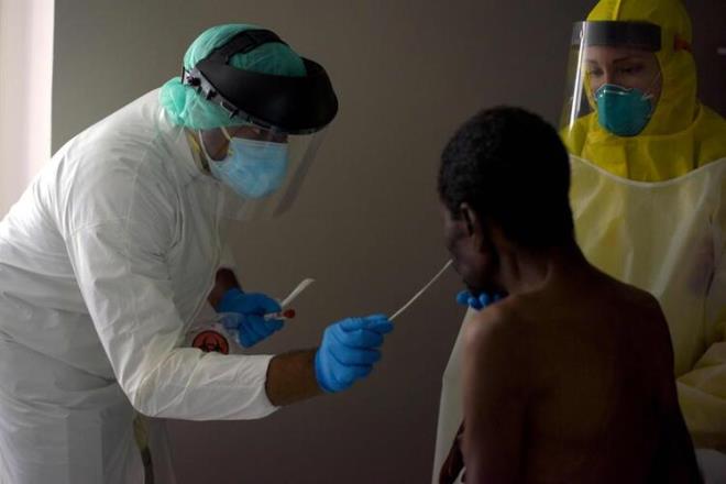 Ancak uzmanlar, 10 mcg'lik dozdan fazlasnn alnmamas gerektiini, fazlasnn bbreklere zarar verebileceini ve hatta Covid-19'u ar geirmenize yol aabileceini sylyor.