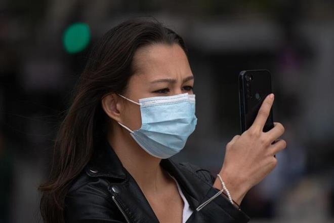 ngiltere'de ak mekanlarda maske zorunlu deil ancak talya'nn geneli ve Fransa'nn baz yerlerinde, darda maske de artk zorunlu. Uzmanlar maskelerin nemlendii takdirde, dardaki bakterileri durdurmayaca, giyenin de hava damlacklar yayma ihtimali byd iin ie yaramayaca uyarsnda bulunuyor. Dolaysyla yannzda yedek bir maske tamak iyi fikir.