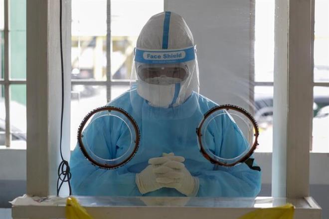 Evde ok daha sk giyinmenin zaman da gelmi olabilir. Londra'da yaplan bir aratrma, merkezi snma sistemlerinin, bizleri hastalklardan koruyan boazmz ve burnumuzdaki mukus engelini kurutarak, virsn yaylmasn hzlandrdn ortaya koydu.