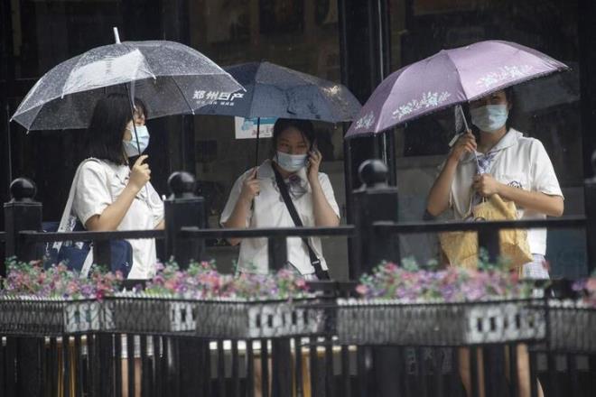 Cambridge niversitesi'nden Dr. Shaun Fitzgerald "Kendi ev ortamnzda gardnz indirmek kolay olabilir, ancak misafirlerle ok yakn olmaktan kann" diyor. Sandalyeler aras en az 1 metre mesafe braklmas ve mmkn olduunca bahe ya da balkonlara klmas neriliyor.