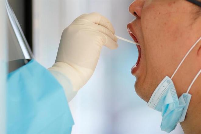 Oxford niversitesi'nde yaplan bir aratrmaya gre, bulama hastalarn belirti gstermesinden nce balyor. Yani bakalaryla bulutuunuzda, bilmeden riske giriyorsunuz. Hane bulumalar, bulamada bir itici g, nk insanlar bu tr bulumalarda birlikte daha ok vakit geiriyor ve sosyal mesafeyi korumak kolay olmuyor.