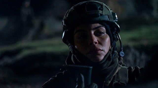 Peki Sava���'n�n son b�l�m�nde neler olmu�tu:  Kopuz Albay’� korumak i�in kur�unlar�n �n�ne atlayan Y�zba�� Ka�an, Merlin’in adamlar� taraf�ndan vurulur.