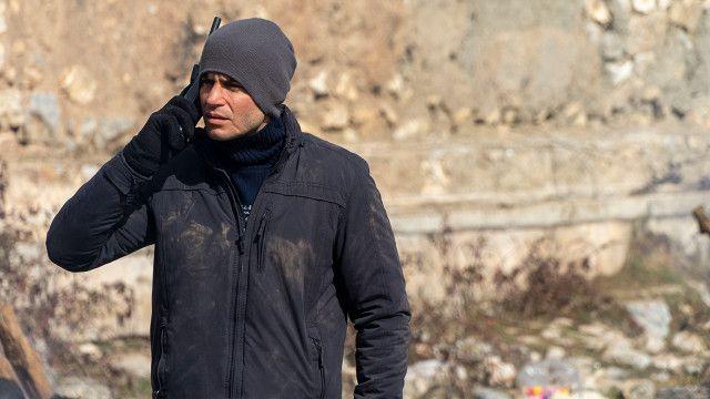 Her b�l�m� soluk solu�a takip edilen FOX'un dizisi Sava���'n�n sessiz sedas�z final yapaca�� haberi dizinin s�k� takip�ilerini �zd�. Pazar ak�amlar� yay�nlanan dizinin FOX yay�n ak���ndan kald�r�lmas� ve yerine ��retmen dizisinin yay�nlanmas� iddialar� g��lendirdi. Dizinin ba�rol oyuncusu Kaan Bozok 'a hayat veren Berk Oktay merak edilen final iddias�na cevap verdi.