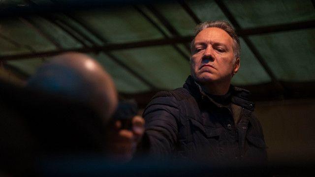 B�y�k �ok ya�ayan Kopuz Albay bir yandan �at���rken, bir yandan da a��r yaral� olan Ka�an’� ate� �emberinden ��karmak i�in �areler d���n�r. Ancak bu o kadar kolay olmayacakt�r. ��nk� Merlin ikinci plan�n� �oktan devreye sokmu�tur.