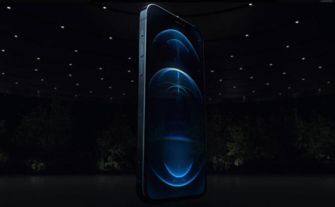 Ve sra iPhone 12 Pro'da... Drt farkl renk seeneiyle gelen yeni iPhone 12 Pro, paslanmaz elik gvdeye sahip ve Ceramic Shield ekran cam, IP68 suya ve toza dayankl yapsyla dikkat ekiyor.