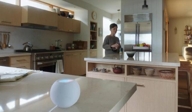 Siri sayesinde HomePod mini iPhone'daki birok uygulamayla balant kuruyor. Ve bu uygulamalardaki bilgileri sahibine aktaryor. Ev iindeki her bir bireyin sesi tannyor ve ona uygun cevaplar veriliyor.