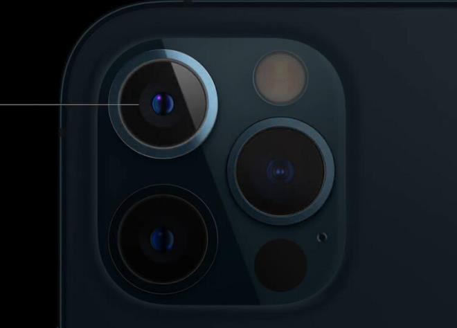 iPhone 12 Pro, zellikle kamera tarafnda olduka iddial bir telefon. Arkas yznde  adet 12 megapiksel kamera yer alyor. Apple bu kamera sistemini Pro Camera olarak duyuruyor.