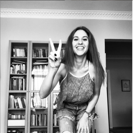 ahmeran dizisi iin daha nce Deniz akr'n ad gemiti fakat yaanan son olaydan ve yapt baz aklamalardan dolay Deniz akr'n adnn silindii yerine ise Evrim Alasya'nn geldii yine dier kulis bilgileri arasnda.