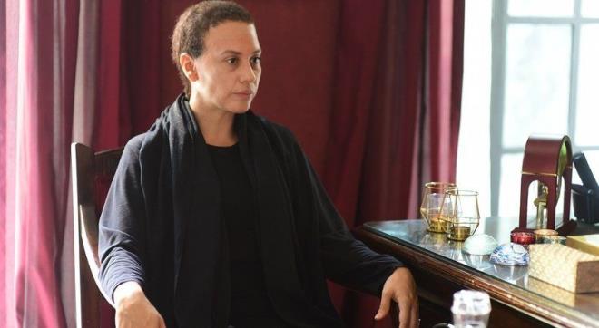 Daha nce birok dizide oynamasna ramen Krmz Oda'da Meliha karakteri ile yldzn iyice parlatan Evrim Alasya, her hafta alk toplayan oyunculuu ile sosyal medyann da en ok konuulan ismi oluyor.