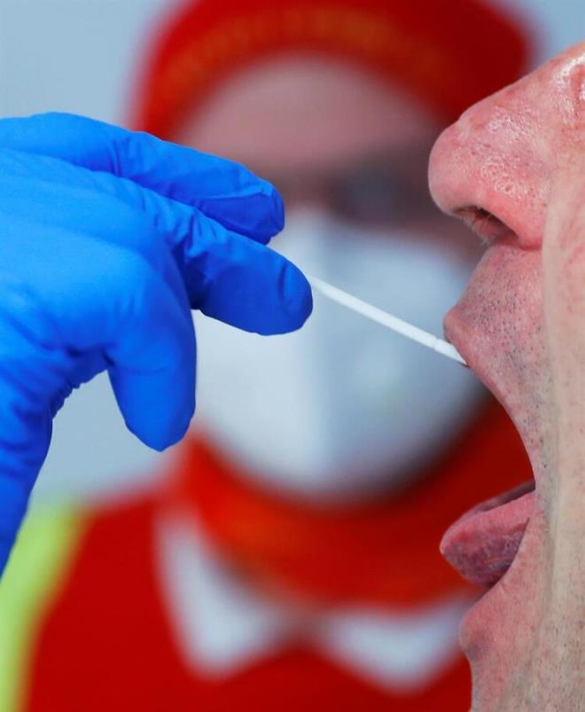 Buna gre testleri pozitif kan 7 bin 422 kii arasnda kan grubu 0 olanlarn oran yzde 38,4.Referans grubundaki 2,2 milyon kii arasnda kan grubu 0 olanlarn oran ise yzde 41,7.Virs testi pozitif kanlarn yzde 44'nn kan grubu A, (Referans grubunda yzde 42,4) yzde 12'sinin kan grubu B (Referans grubunda yzde 11) ve yzde 5'inin kan grubu da AB (Referans grubunda yzde 4).Yani 2,2 milyon kiilik referans grubuyla kyaslandnda, kan grubu 0 olanlarn pozitif kma oran, dier kan gruplarna gre daha dk.