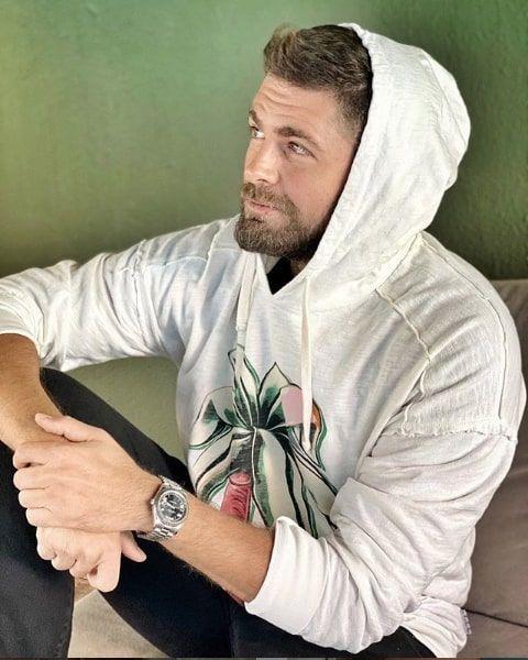 OGM Pictures imzas tayan Krmz Oda dizisi Prof. Dr. Glseren Budaycolu'nun Madalyonun i kitabndan uyarland. Barollerini Binnur Kaya, Tlin zen, Burak Sevin, Meri Aral ve Halit zgr Sar'nn paylat dizinin oyuncu kadrosunda birbirinden usta isimler konuk oyuncu olarak katlyor.