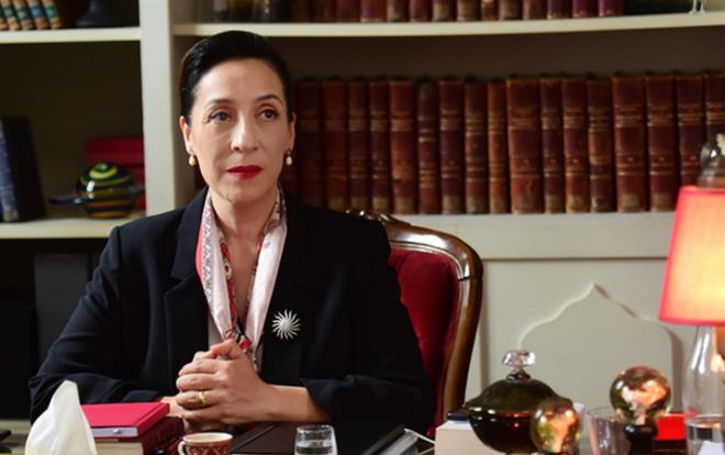 Gerek hayat hikayesinden oluan Krmz Oda izleyicinin gzdesi oldu. TV 8 ekranlarna gelen Krmz Oda dizisine Salih Bademci ve Hande Doandemir&#8217;in veda etmesinden sonra yeni oyuncularn katlaca sosyal medyada konuulmaya baland. Dizinin senaristi de bomba bir isimle fotoraf paylat.