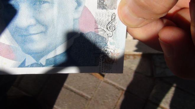 Sahte olabileceini dnd: Gen nadir grlen bu parann hikayesinin ise yle anlatt:  "Son bir hafta zarfnda 3 farkl bankadan para ektim veya yatrdm. Elimde kalan son 10 adet 100 TL&#8217;lik banknottan biri evde oturduum srada dikkatimi ekti. Parann alt ksmnda hafif sar renk olduunu grdm. Paray elime aldmda boya gibi bir ey grdm. Biraz daha dikkatli baktmda parada bask hatas olduunu fark ettim. Aklma hemen parann sahte olabilecei geldi. "