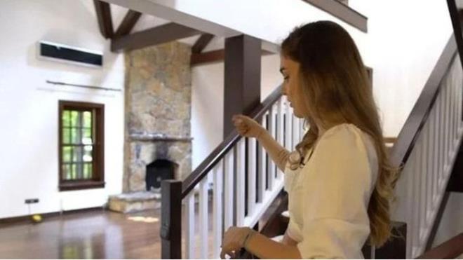 Eser Yenenler evdeki mineyi yakmaya alrken bir anda evde yangn kt. Bacadan dumanlar ktn gren aile,  saat boyunca korku dolu anlar yaad. kinci bebeine hamile olan Berfu Yenenler, yaadklarn yle anlatt: