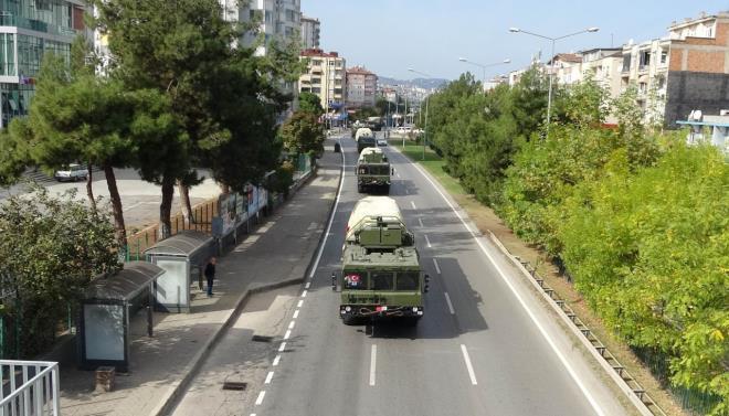 S-400'leri tayan askeri aralar Samsun'da grntlendi. Samsun Emniyet Mdrl Blge Trafik Denetleme ube Mdrl ekipleri ile ehirii Trafik Denetleme ube Mdrl ekipleri de S-400' tayan askeri aralara eskortluk yapt.
