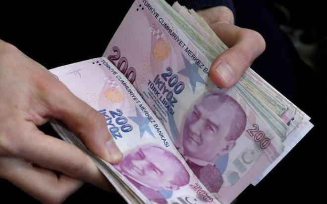 Bir erteleme ve uzun taksit<br>    AK Parti grubu, pandemi nedeniyle borlarn denmesinde sknt olduuna dikkat ekip, "u ortamda borlar yaplandrlp taksitler hemen balatlrsa yine demelerde zorluk yaanabilir. Bir yl tm borlar ertelensin daha sonra taksitler balasn" dedi. almalar da bir yl erteleme zerine yaplmaya baland. Ancak erteleme sresinin 6 ay ya da daha ksa bir sre olmas da gndemde. Erteleme sonras borlarn uzun sreli taksitlere blnmesi planlanyor.