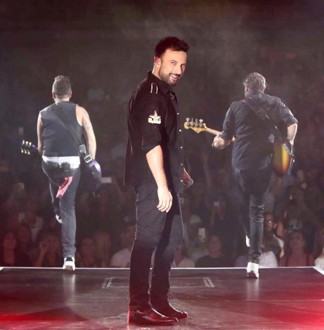 Yllarca ksa salaryla hayranlarnn karsna kan Tarkan, aylardr salarn kestirmeyip uzatmay tercih etti.