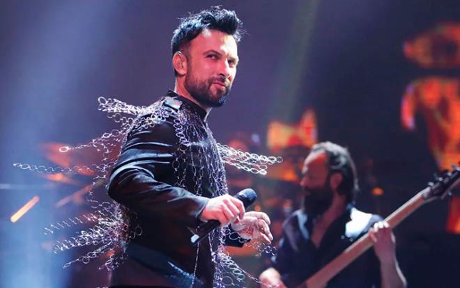 Pop mziin sevilen ismi Tarkan, 2016 ylnda nikah masasna oturduu Pnar Dilek ve kz Liya ile pandemi srecini evlerinde birlikte geiriyorlar. Salgn dneminde Tarkan radikal bir deiiklie imza att.
