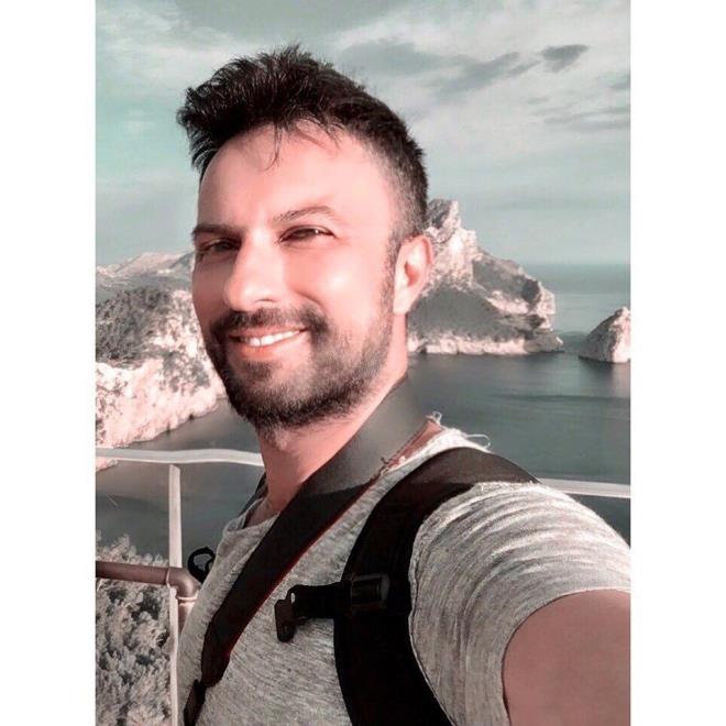 Uzun yllardr imajn deitirmeyen usta sanatnn son deiimi hayranlarn artt.