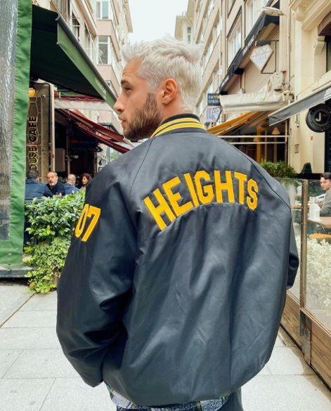 Dolunay, yeni imajn Instagram hesabndan takipileriyle paylat. Zaten sarn olan nl isim, salarn beyaza yakn gri renge boyamasyla hayranlarnda aknlk yaratt.