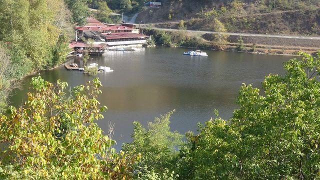 nsanlar bu hale getirdi: Bursa&#8217;dan ailesi ile birlikte Trabzon&#8217;a gelen ve Sera Gl&#8217;n ziyaret eden Nurten Pamuk ise &#8220;Ben daha nce gln rengini grmemitim u an grnce pis olduunu anladm. Maalesef pis durumda. plerin dklmesi, insanlarn doaya dikkatsiz davran gl bu hale getirdi&#8221; ifadelerini kulland.