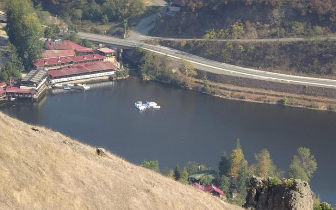TRABZON Akaabat ilesinde her yl binlerce yerli ve yabanc turistin urak yerlerinden biri olan Sera Gl, son aylarda zerindeki siyah tabaka ile dikkat ekiyor. 21 ubat 1950 tarihinde Derecik Vadisi yamalarndan kopan byk kayalarn vadi tabann tkamas sonucu oluan Sera Gl artk doal gzelliiyle deil de kirliliiyle anlmaya balad.
