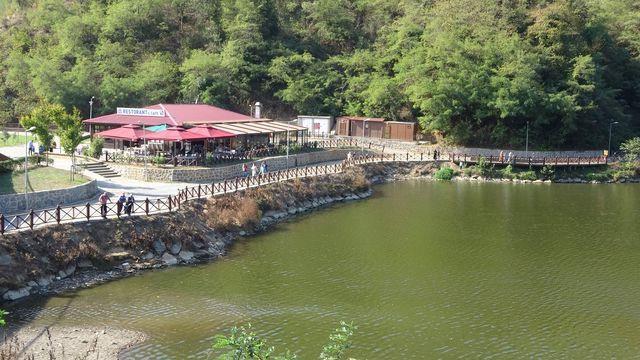 Btn pl getirip gle yyor: Sera Gl&#8217;nn evresinde oturan Bnyamin Akbyk, gelen misafirlerin hayal krklna uradn belirterek &#8220;Gl pis. Yukarda yol, hafriyat almalar oluyor dere kenarlarna dkyorlar. A tarafta kapclar gece gizli gizli arabalar doldurup yukar ksmdan derelere dkyorlar. Haliyle yamur yad zaman dere kabaryor kabard zaman btn pl getirip gle yyor. Dolaysyla pis koku oluuyor. Haliyle rengi doas da bozuluyor. nsanlar bilinci deil. " dedi.